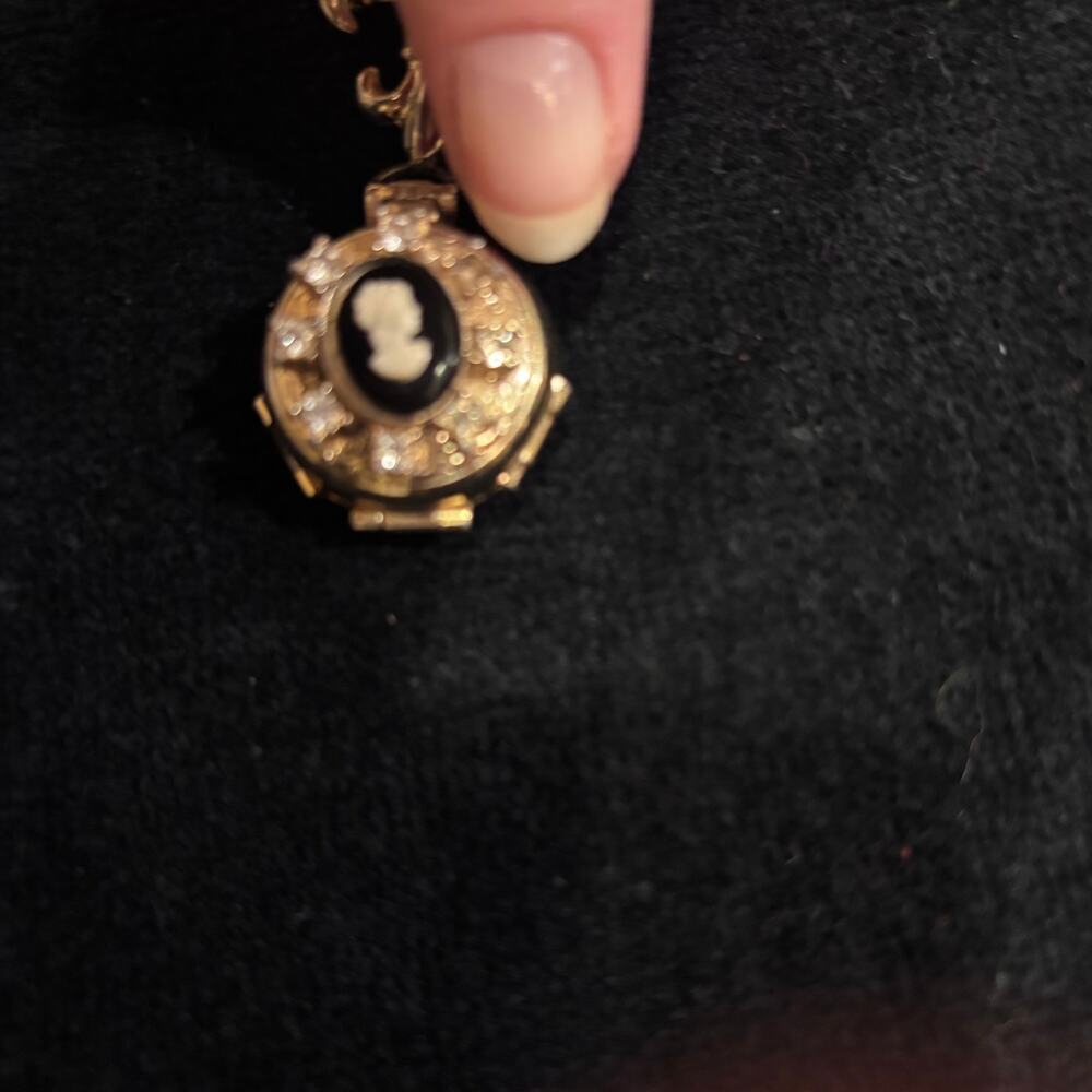 Vtg Coro 4 Panel Locket Brooch w/ Goldtone Fleur de Lis and Black/White Cameo - Picture 6 of 9